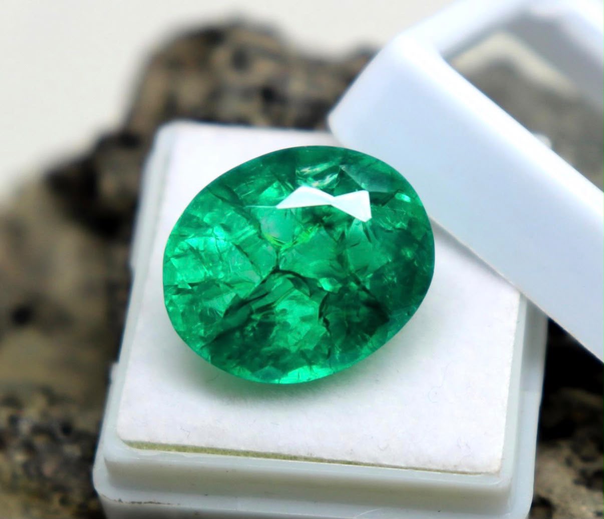 SEPALS GEMS | Natural Colombian Green Emerald – 18 Carat Oval Cut Loose Gemstone