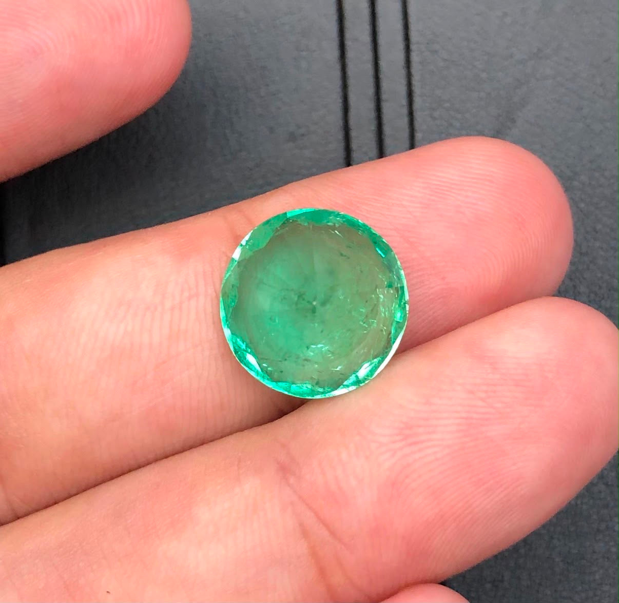 9.10 Ct Round Cut Panjshir Emerald: Lustrous Green Gemstone