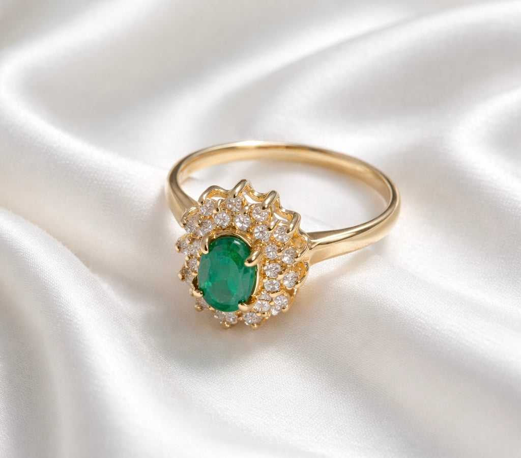 Natural Emerald
Round diamond
