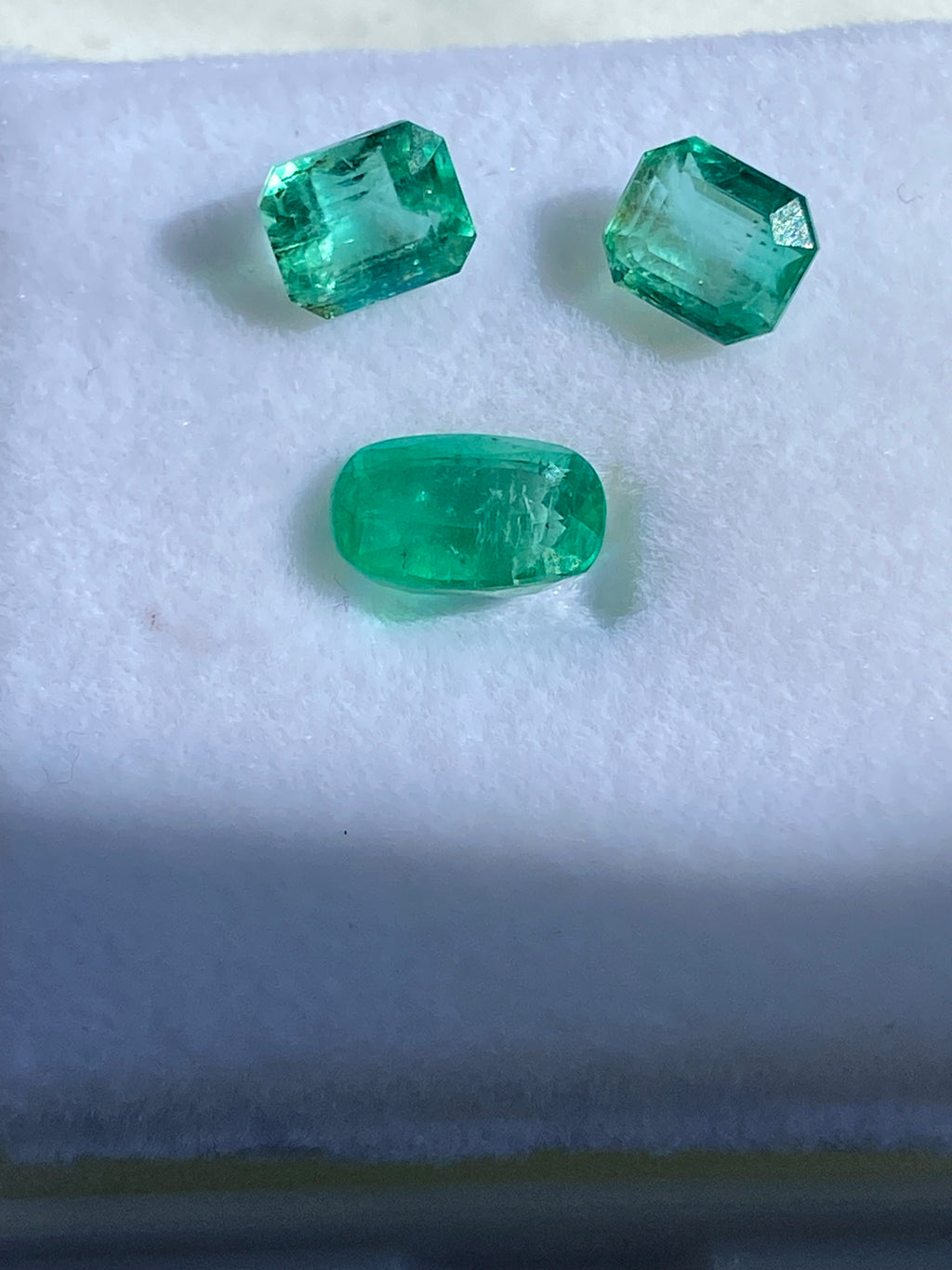Three Afghan emeralds for a complementary set of earrings and necklace 3.9 crates