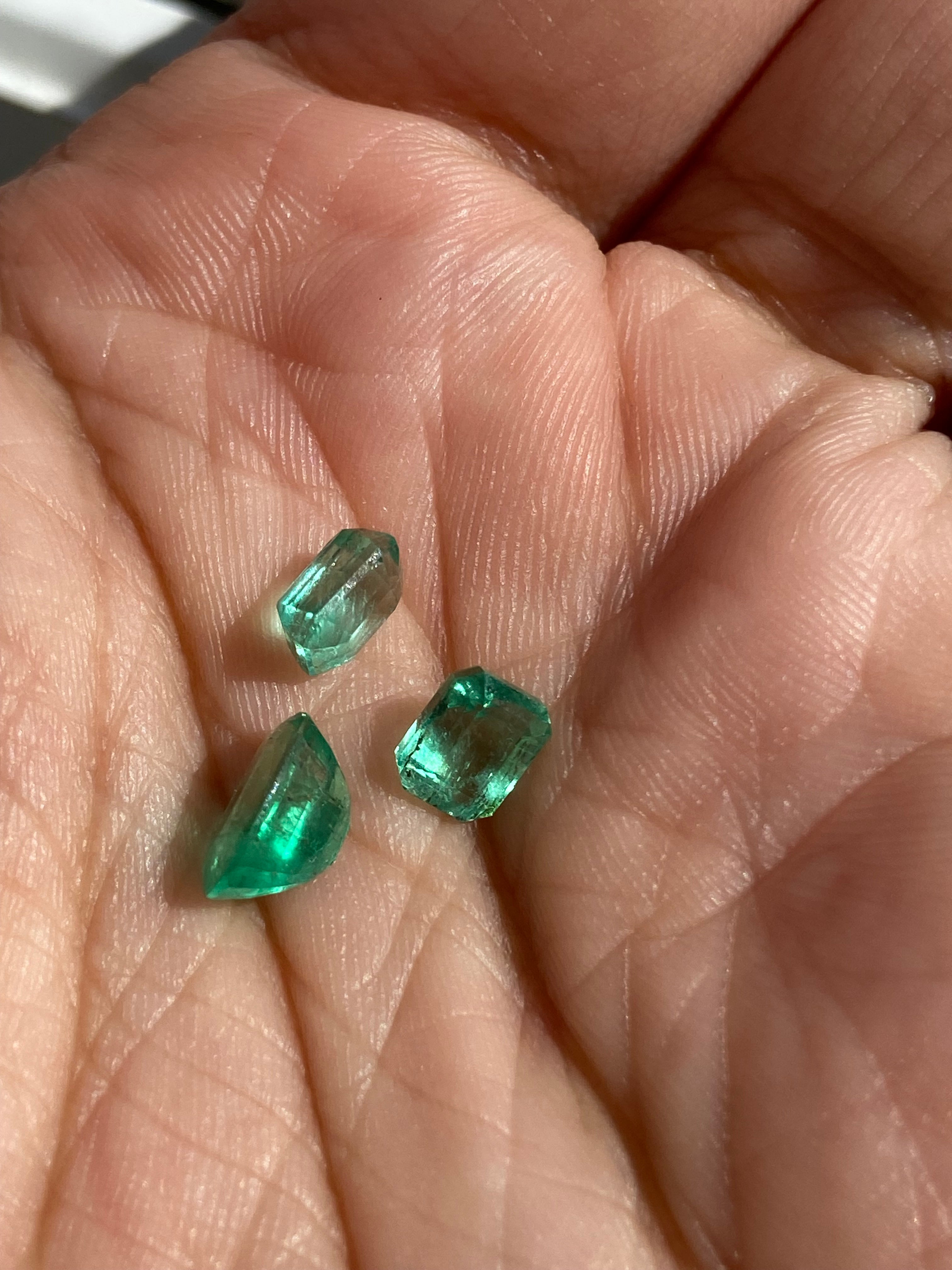 Three Afghan emeralds for a complementary set of earrings and necklace 3.9 crates