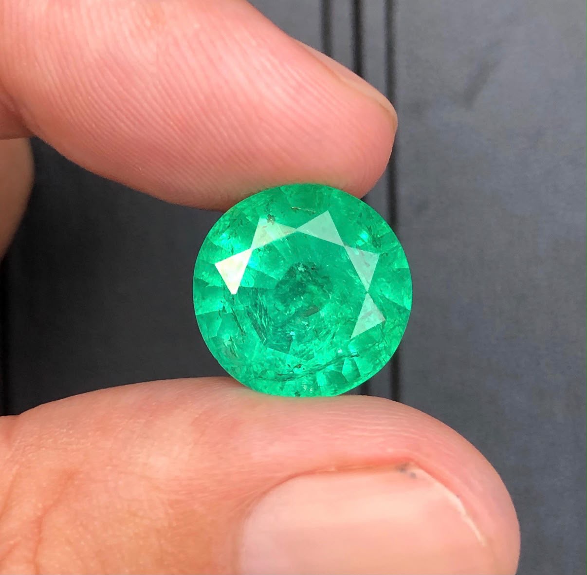 9.10 Ct Round Cut Panjshir Emerald: Lustrous Green Gemstone