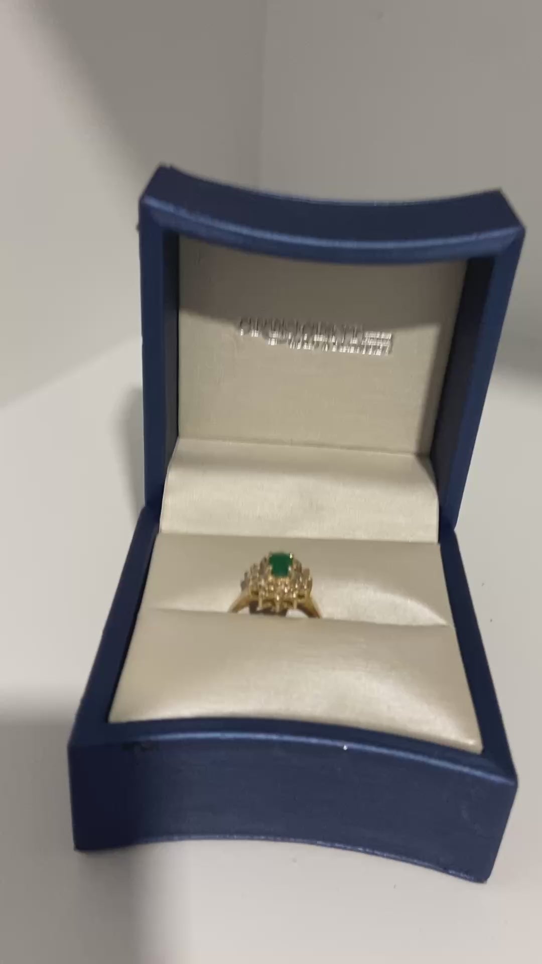 Natural Emerald
Round diamond